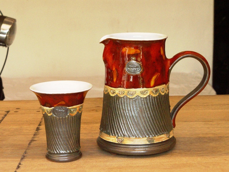 Handgefertigter Weinbecher aus Keramik Roter Becher Rot, Grau, Beige Keramik Matte und glänzende Oberfläche Einzigartiges handgefertigtes Trinkgefäß Bild 3