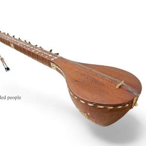 Antiek origineel traditioneel volksmuziekinstrument uit Afghanistan: Tambur Tanbur tanboor, een luit met lange hals en beeninleg, voor linkshandige spelers.