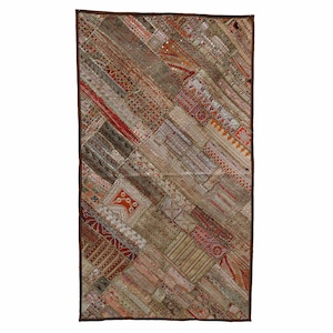 Peut inclure: Une tapisserie colorée en patchwork avec une bordure brune. La tapisserie est faite de différents tissus et textures, dont la soie, le coton et la broderie. Les couleurs sont principalement rouge, orange et beige.