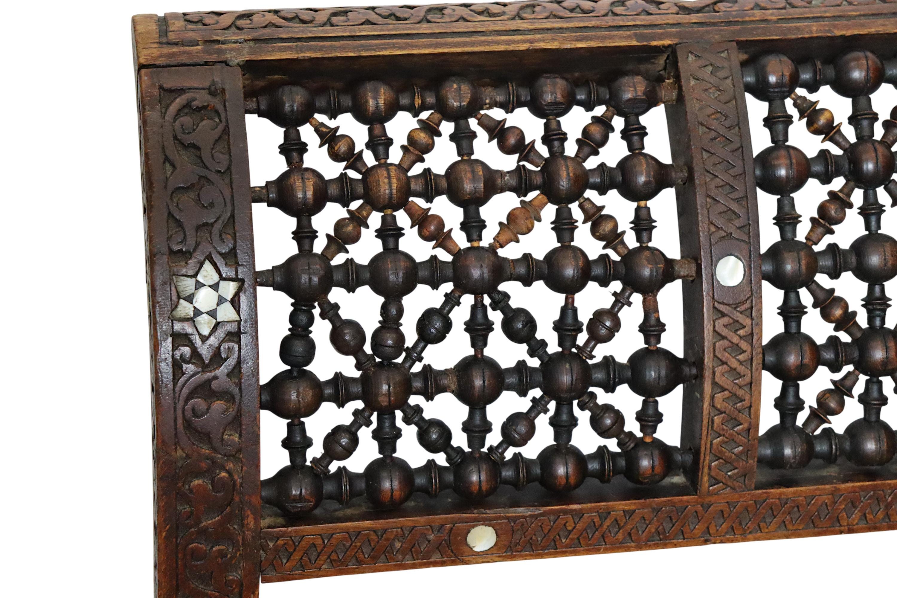 Grande chaise paillée rustique en noyer massif - Années 70