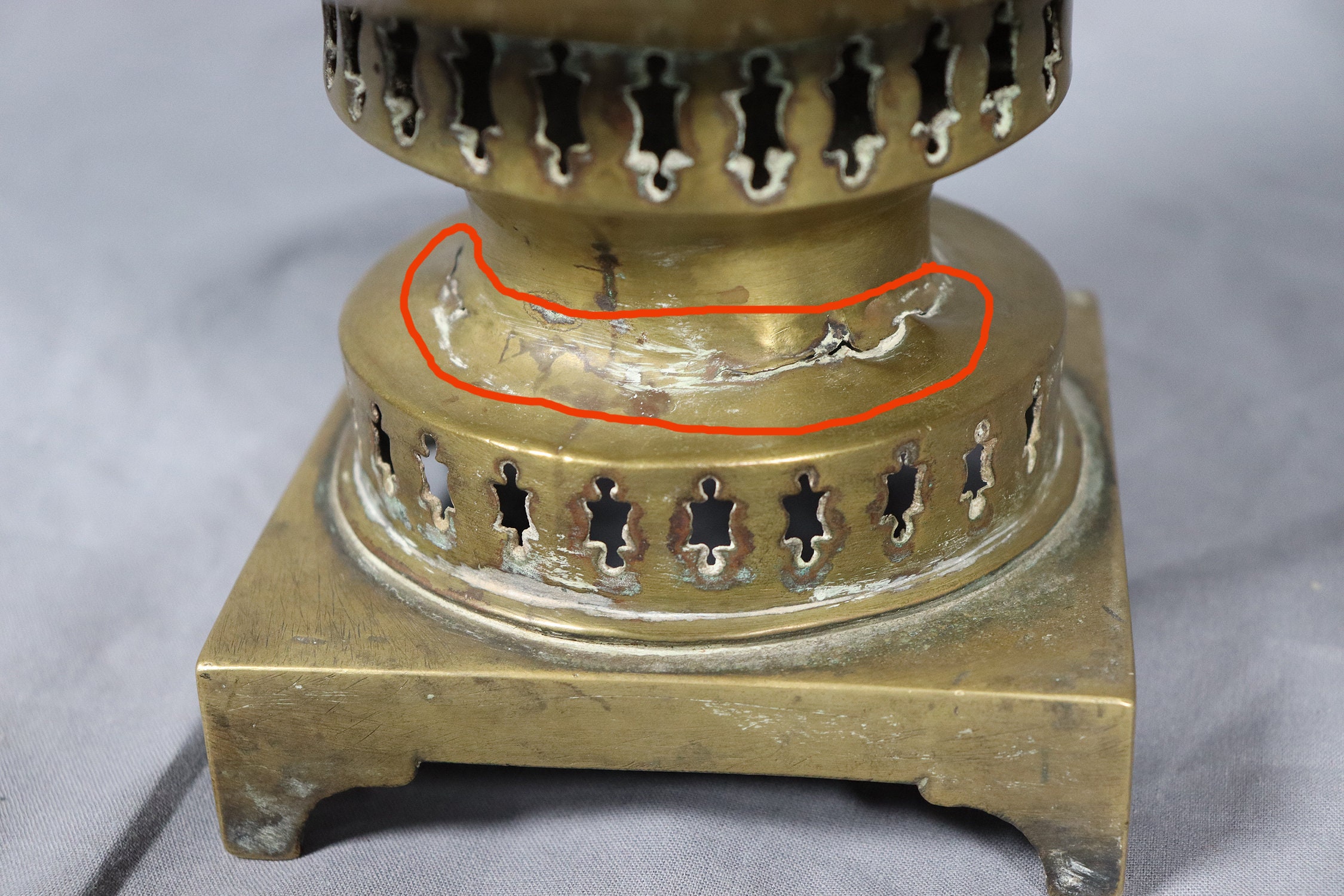 アンティークで珍しいロシアの真鍮の丸いやかん炭サモワール 4 メダル