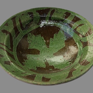 Un raro cuenco/plato/vajilla islámico de arcilla hecho a mano del valle de Swat, Pakistán y el sur de Afganistán, verde, n.° 26