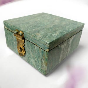 Hand Crafted stunning genuine serpentin stone Jade Gemstone box Candy Dish  from Afghanistan Shah Maghsoud 21/B