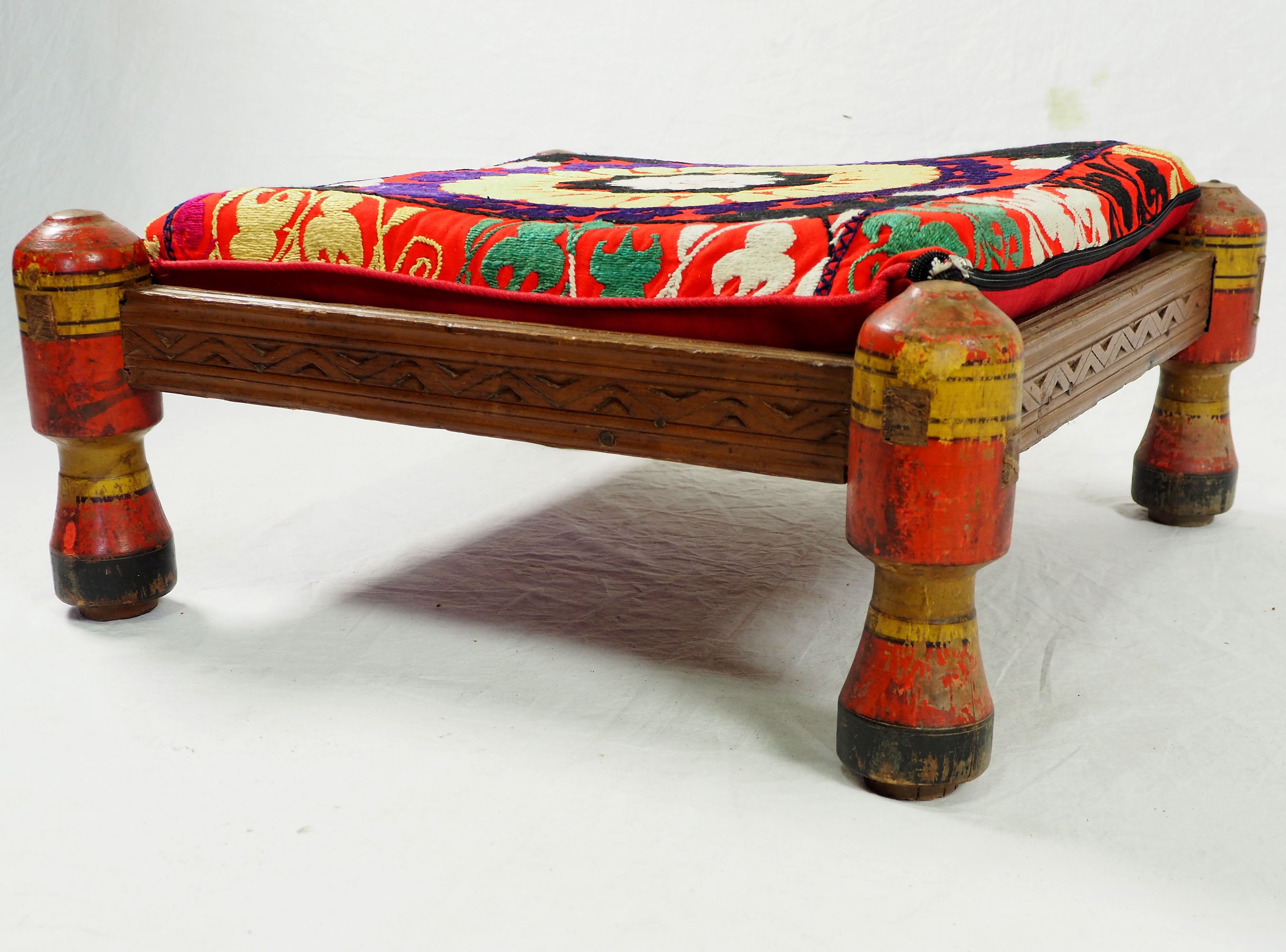 antik-orientalische-luxuri-se-suzani-hocker-stuhl-sitzhocker-sitzkissen