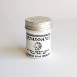 K&ouml;nnte beinhalten: Eine wei&szlig;e Metalldose mit silbernem Deckel. Die Dose ist mit "Renaissance Micro-Crystalline Wax Polish" beschriftet und enth&auml;lt 65 ml Produkt.