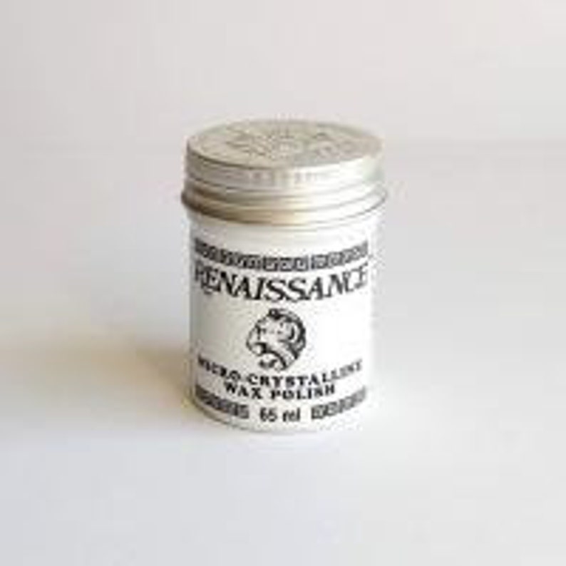 K&ouml;nnte beinhalten: Eine wei&szlig;e Metalldose mit silbernem Deckel. Die Dose ist mit "Renaissance Micro-Crystalline Wax Polish" beschriftet und enth&auml;lt 65 ml Produkt.