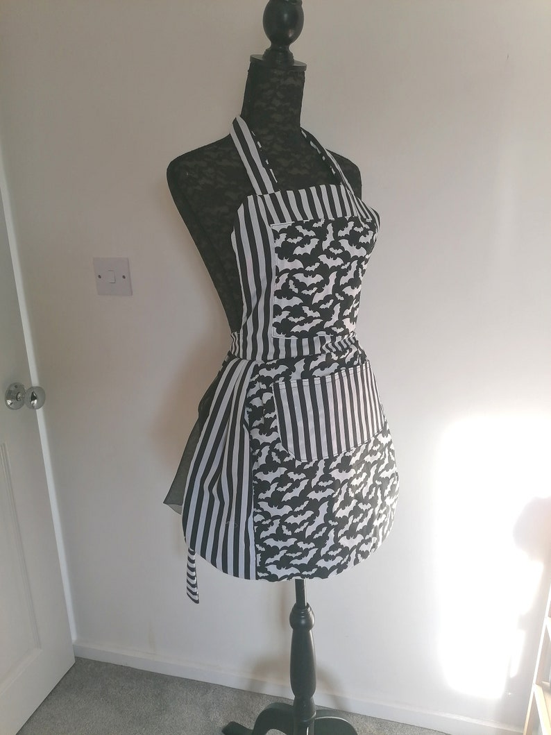 Goth schort, rockabilly schort, retro, pin-up, keukenheks, halloween, gothic, gothabilly, gothic keuken, heidens, spookachtig cadeau afbeelding 9