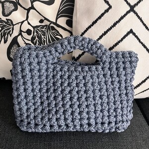 Bolso tejido a mano con cordón. Bolso crochet mediano con asa pequeña y cadena larga. Para jeans o para celebración. . Gris azulado, malva