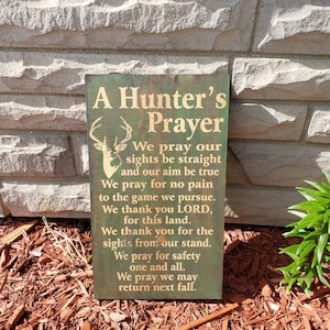 Rustic wood sign A Hunter&#39;s Prayer with deer