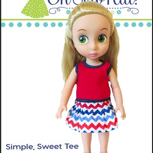 K&ouml;nnte beinhalten: Eine Puppe tr&auml;gt ein rotes &auml;rmelloses Oberteil mit blauem Besatz und einen rot-wei&szlig;-blauen Zickzackrock. Die Puppe hat blondes Haar und blaue Augen. Der Text "Simple, Sweet Tee" befindet sich am unteren Rand des Bildes.