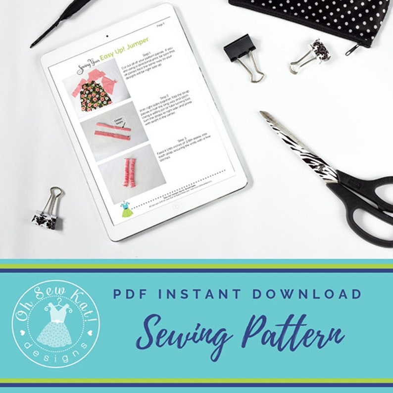 K&ouml;nnte beinhalten: Ein digitales Tablet zeigt ein Schnittmuster f&uuml;r einen einfach zu n&auml;henden Pullover. Das Muster tr&auml;gt den Titel "Sewing Your Easy Up! Jumper" und enth&auml;lt Anweisungen und Diagramme. Das Tablet liegt auf einer wei&szlig;en Oberfl&auml;che mit einer Schere, B&uuml;roklammern und einem Stift.