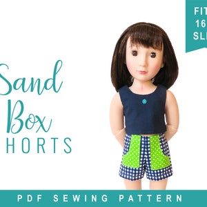 Könnte beinhalten: PDF-Schnittmuster für 40,6 cm schlanke Puppen, um grüne und blaue Gingham-Shorts zu nähen. Das Schnittmuster heißt "Sand Box Shorts" und ist auf einer Puppe abgebildet, die die Shorts trägt.