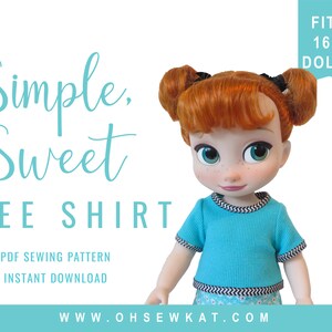 K&ouml;nnte beinhalten: Ein PDF-Schnittmuster f&uuml;r ein einfaches, s&uuml;&szlig;es T-Shirt f&uuml;r 40 cm Puppen. Das Schnittmuster enth&auml;lt Anleitungen zum N&auml;hen eines t&uuml;rkisfarbenen T-Shirts mit schwarzem Besatz.