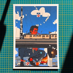Könnte beinhalten: Ein farbenfroher Kunstdruck, der eine surreale urbane Szene darstellt. Ein Mann mit langer Nase befindet sich in einem Zug, während eine andere Figur darunter hockt. Das Kunstwerk zeigt einen blauen Himmel mit wolkenartigen Formen und Computer-Mauszeigern.