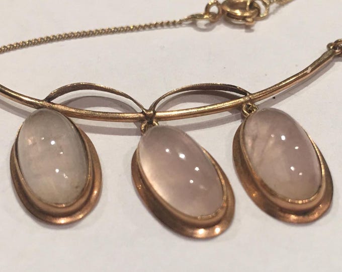 Rare vintage 14ct gold jewellery set featuring beautiful rose quartz stones. The set includes a necklace, earrings and ring,