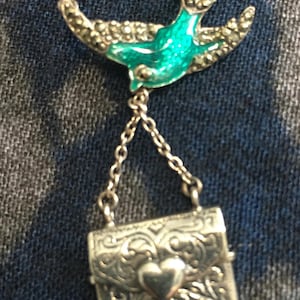 Collar de token de amor de pájaro de plata vintage con diseño divino.