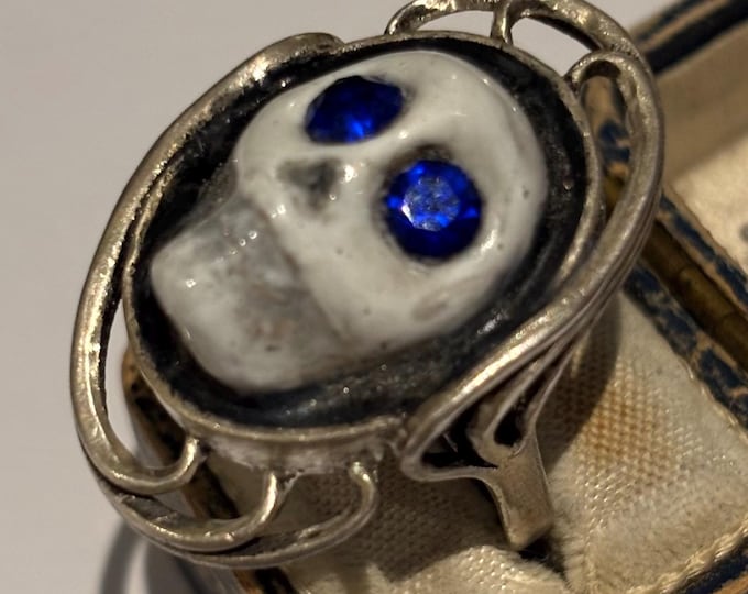 A magnificent rare Vintage sterling silver skull face ring with breath taking craftsmanship.