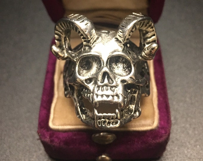 Vintage Skull Ring, Skull ring, Gothic Jewellery, Skeleton Ring, Cool Ring, Unisex Ring, Striking rare piece.
