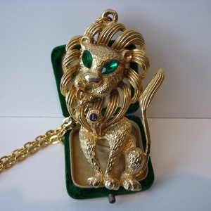 Vintage Lion Pendant, Lion Head Brooch, Lion Pendant, Vintage Lion Pendant, Lion Jewellery, Lion Pin, Gold animal pendant, Wonderful piece.