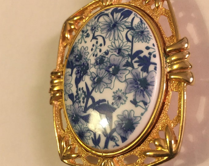 A beautiful Vintage Necklace with ornate design, rare statement piece