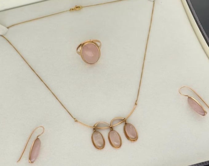 Rare vintage 14ct gold jewellery set featuring beautiful rose quartz stones. The set includes a necklace, earrings and ring,