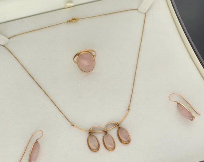 Rare vintage 14ct gold jewellery set featuring beautiful rose quartz stones. The set includes a necklace, earrings and ring,