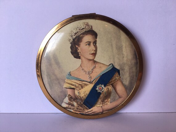 Vintage Compact, Royal Compact, Vintage Queen Comp