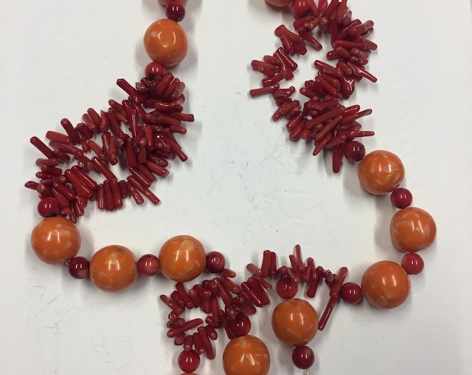 A beautiful Vintage Necklace. decorative design, rare statement piece