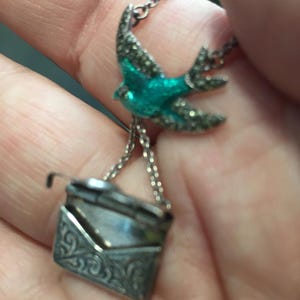 Collar de token de amor de pájaro de plata vintage con diseño divino.