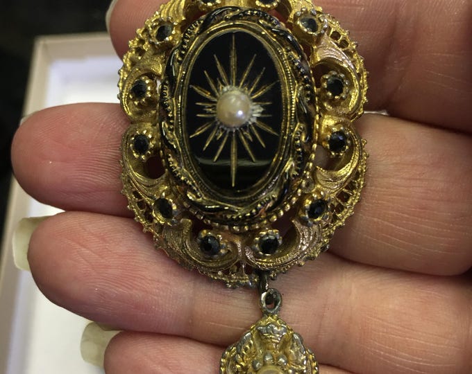 A beautiful Vintage jewellery set by Sphinx with fabulous rare design.