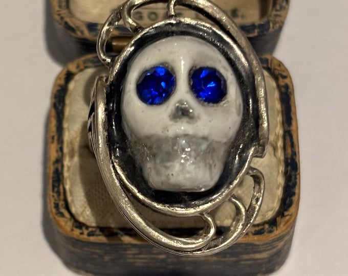 A magnificent rare Vintage sterling silver skull face ring with breath taking craftsmanship.