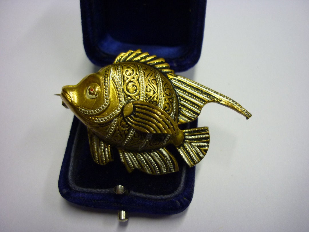金魚モチーフ アンティーク調 ブローチ　ヴィンテージ ヴィンテージの金魚ブローチ、コスチュームジュエリー - Etsy 日本