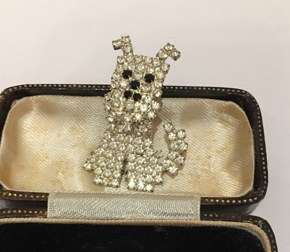 Dog Brooch, Vintage Dog brooch, Dog Jewellery, dog design brooch, Dog Pin, fantastic costume piece.