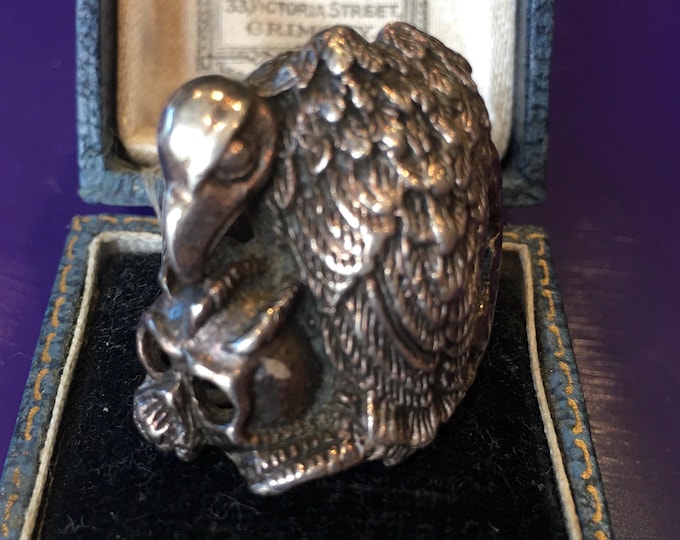 Vintage  silver skull artisan ring with divine craftmanship.