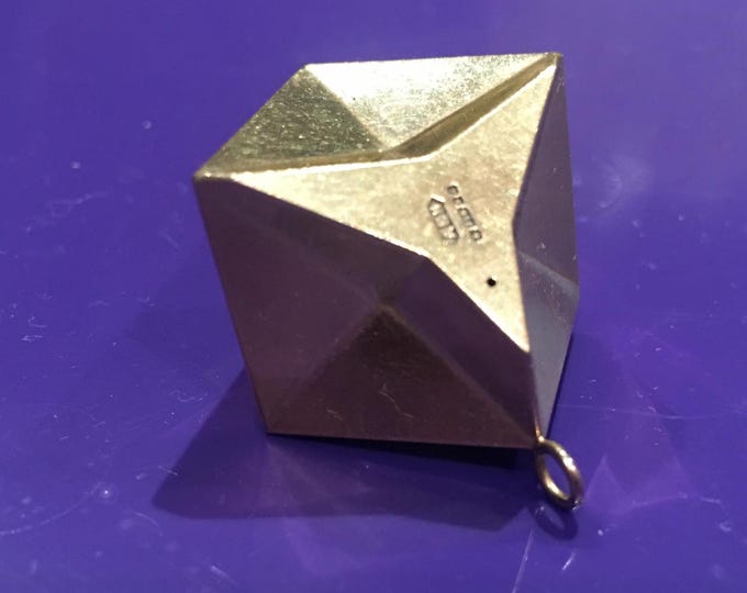 Rare 18 Ct Gold Cube pendant with geometric concave sides, dated 1985, rare collector's piece.
