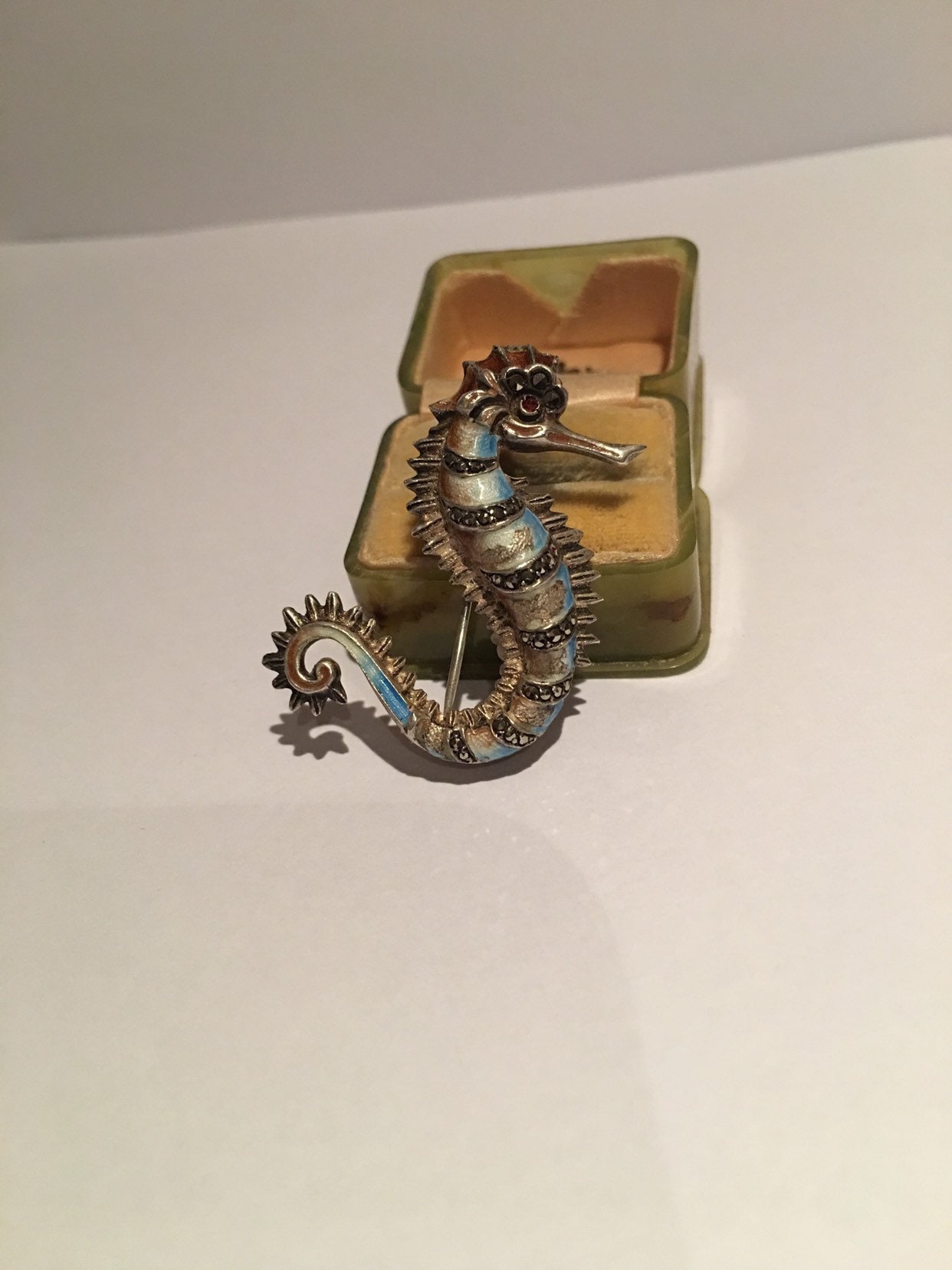 Broche Pin's Hippocampe En Métal étain Doré Avec Pierres - Marque BUTW, Référence 4841B, Neuve