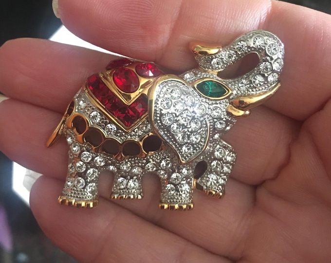Vintage Elephant Brooch, Costume brooch, Elephant Jewellery, Elephant Pin, divine piece.