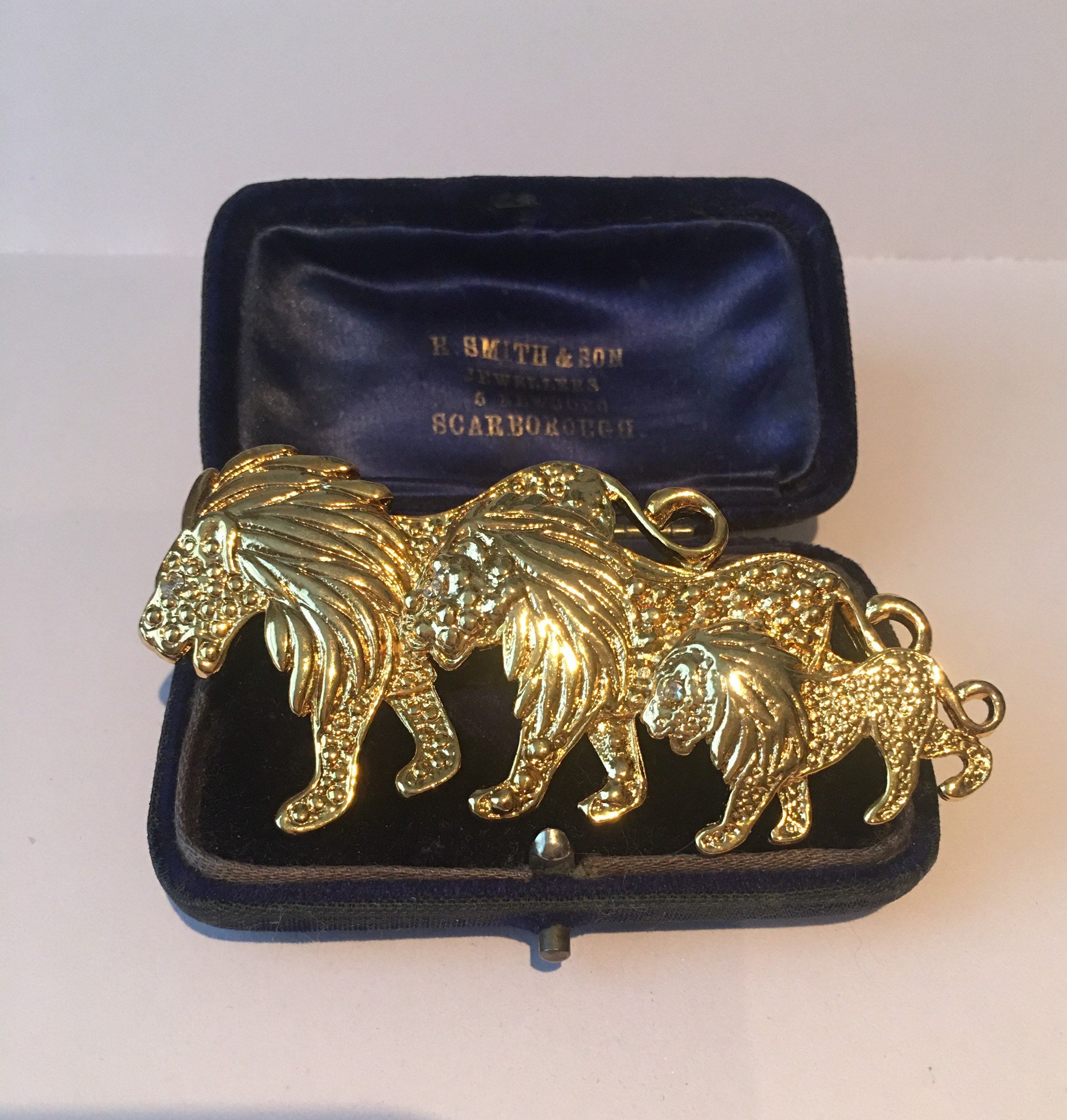 Vintage Lion brooch, Gold Lion brooch, Lion pin, Lion Jewellery, animal