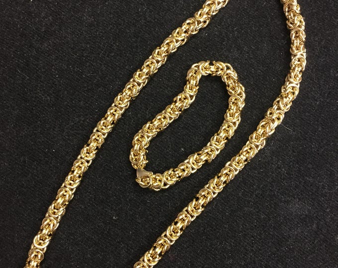 A beautiful Vintage Necklace and bracelet set rare statement cool set.