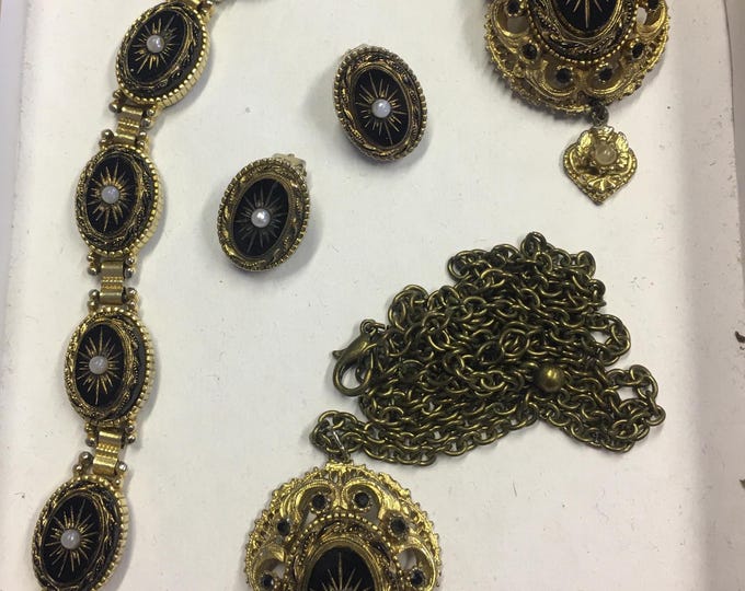 A beautiful Vintage jewellery set by Sphinx with fabulous rare design.