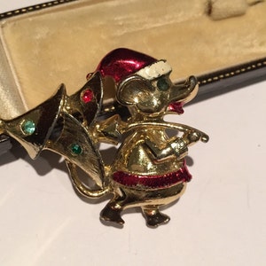 Vintage Mouse brooch, Christmas Brooch, Gold Mouse Brooch, Mouse Jewellery, Xmas Mouse Pin, Mouse brooch, Animal pin, great costume piece.