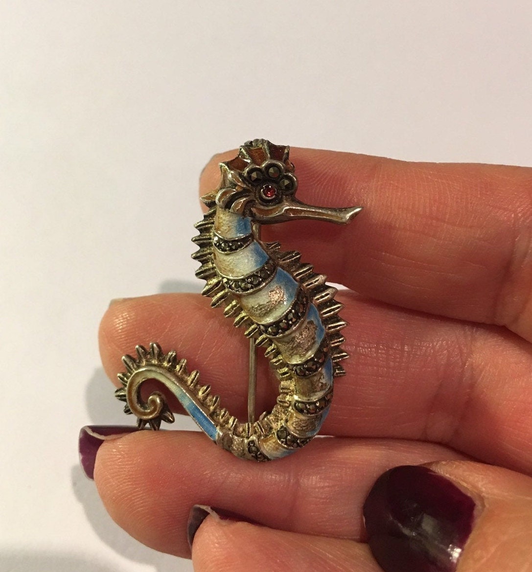 Broche (pin) Hippocampe Ornée De Bijoux - Marque BUTW, Réf. 4841B - Métal étain (Pewter) - Neuf Avec étiquettes