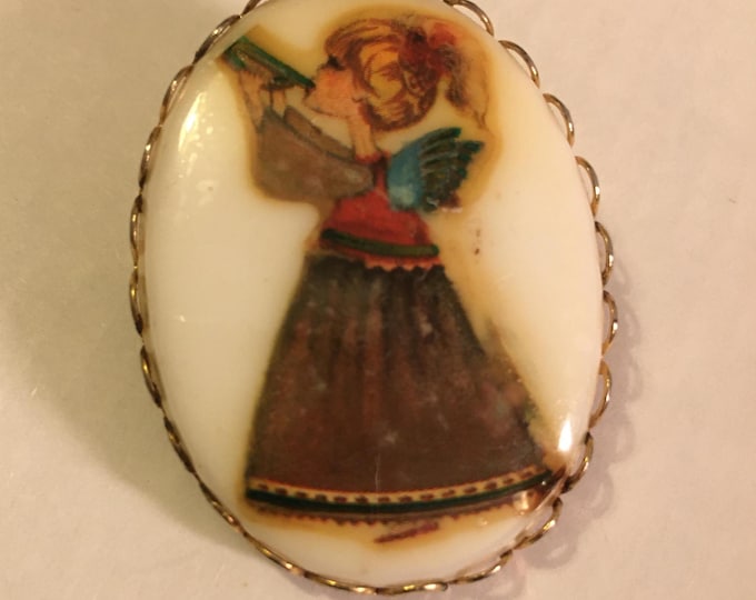 Vintage  brooch, lovely costume piece.
