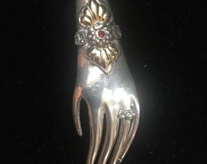 A fantastic Vintage sterling Silver and Gold rare hand brooch with exquisite design.