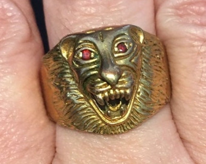 Vintage Wild Cat ring with magnificent design and detail, an animal lover's dream.