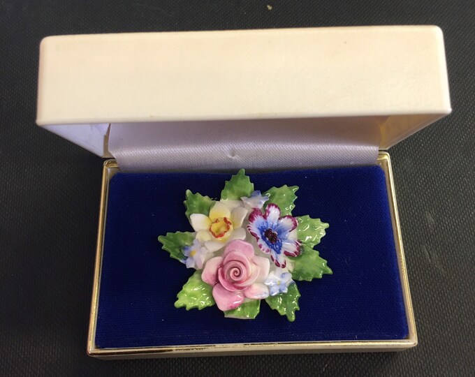 Vintage Flower Brooch, Flower Jewellery, , Costume Brooch, Vintage ladies Flower brooch, divine Piece.
