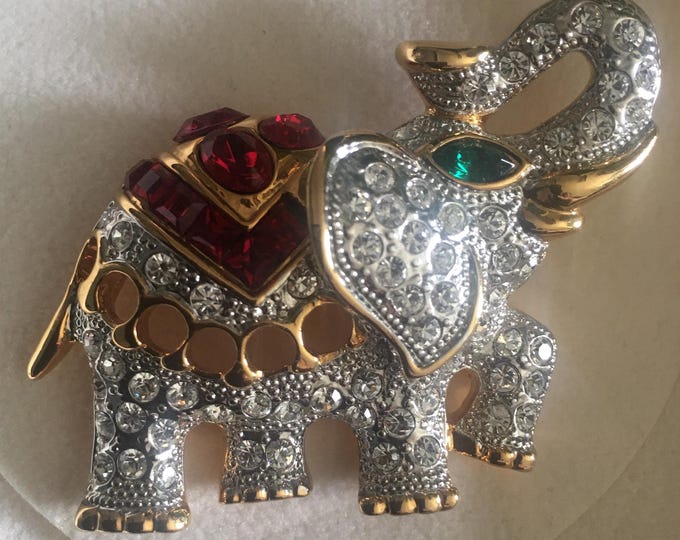 Vintage Elephant Brooch, Costume brooch, Elephant Jewellery, Elephant Pin, divine piece.