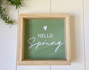 Letrero enmarcado de "Hola Primavera": Decoración de cabaña verde salvia