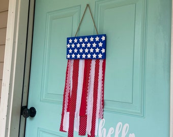 Colgador de puerta con bandera Shabby Chic: Decoración patriótica en rojo, blanco y azul