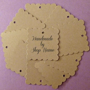 Etiquetas cuadradas festoneadas: etiquetas kraft grandes (2"x2"). personalizado con su nombre, nombre de tienda o nombre comercial. etiquetas impresas personalizadas
